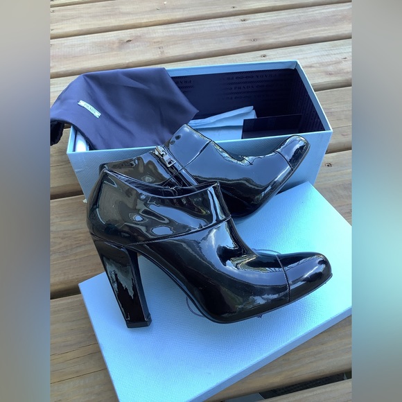 Cute PRADA patent leather booties 🖤🖤 - Picture 3 of 15